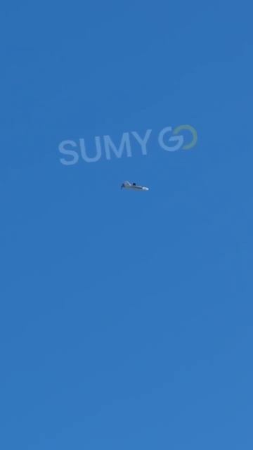 Дрон сбрасывает Дрон