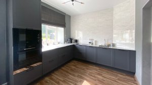 Обзор кухни в Стрежевом без верхних шкафов