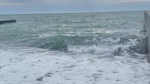 Сильные волны на море перед штормом. Релакс