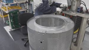 Процесс производства полностью автоматических стирально-сушильных машин, работающих на монетах.