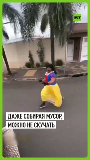 Бразильский мусорщик стал блогером-миллионником, снимая работу в костюмах персонажей мультфильмов