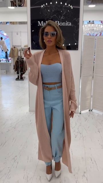 2 образа на Катюше: Джинсы, кроп топ и твидовый жакет  Джинсы, топ и кардиган🫶🏼🤤 Ваш выбор?