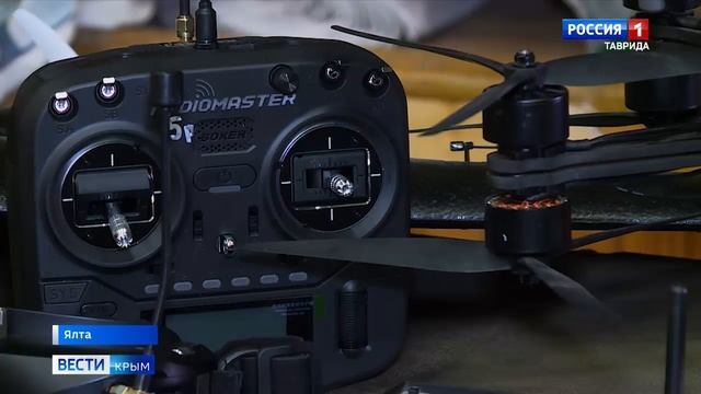 Операторы БПЛА познакомили ялтинских студентов с дронами, которые сейчас используют на фронте смотреть онлайн