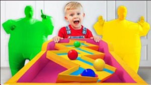 Оливер учит цвета с волшебными шариками