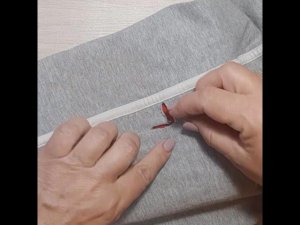 Как зашить дырку незаметно. Красиво и аккуратно. #shorts