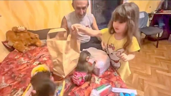 В гости к Басику, Степашке и Маняшке приехала Ангелина и получила море подаркрв!