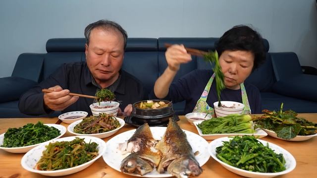 Много вкусных салатов плюс жареная рыба смотреть онлайн