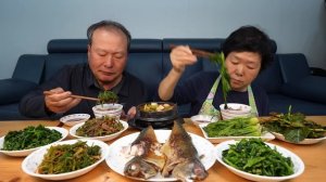 Много вкусных салатов плюс жареная рыба