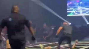 😱В новой лиге единоборств бойцы-тяжеловесы просто врезаются в друг друга на большой скорости.