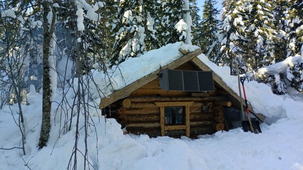 ЖИВУ В ЗАМЁРЗШЕЙ ТАЁЖНОЙ ИЗБЕ. СТРОИТЕЛЬСТВО АВТОНОМНОЙ ХИЖИНЫ ВО ВРЕМЯ СНЕГОПАДА.