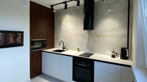 Минималистичная кухня на заказ без верхних шкафов