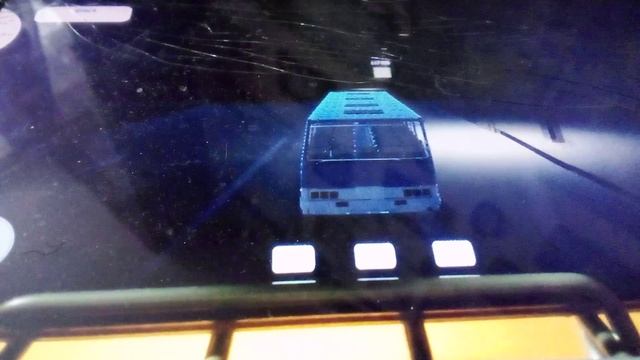 Советский автобус Икарус перевозит пассажиров глубокой ночью в игре Soviet bus simulator.