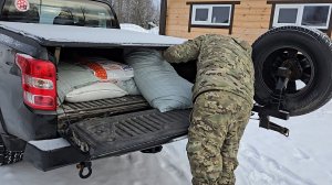 Белая дорога, мешок на санках и кошачьи забавы