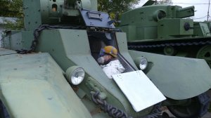 Работы по покраске танка БТ-7, Центральный Музей Вооруженных Сил РФ, 2 октября 2021