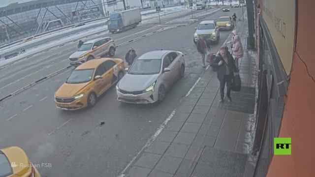 مشاهد لمنفذ محاولة اغتيال الجنرال فلاديمير أليكسييف أثناء رحلته من موسكو إلى دبي смотреть онлайн