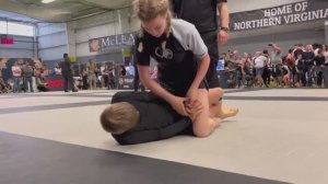 Девочка против парня. Чемпионат по борьбе.