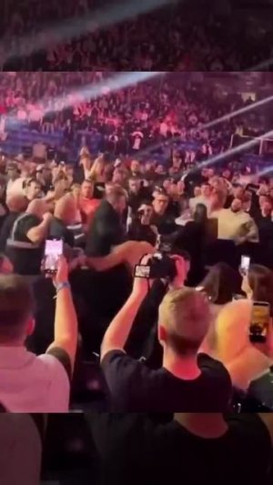 👂В Чехии боец откусил ухо сопернику и сразу же словил хейт толпы. Парня избивали всей ареной.