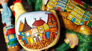 Очаровательная курица со сказочными домиками для декора дома (переделка ФиксПрайс, точечная роспись)