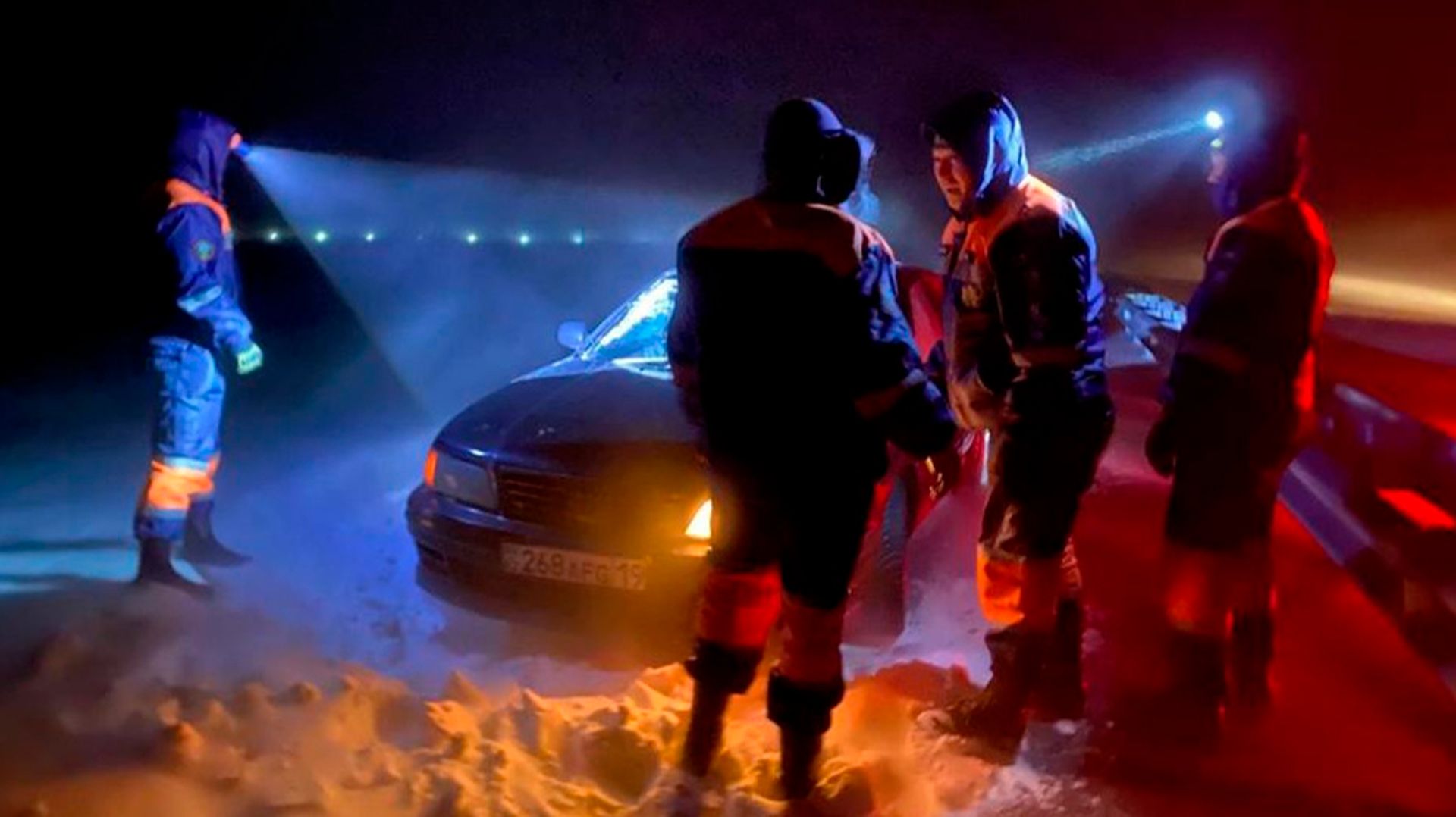 Снежная стихия парализовала дороги Казахстана: из снежного плена освободили десятки машин смотреть онлайн