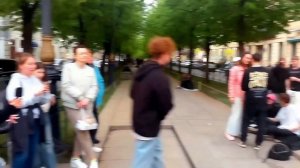 Бездомный гитарист петербуржец -  Песни Виктора Цоя звучат на улице города