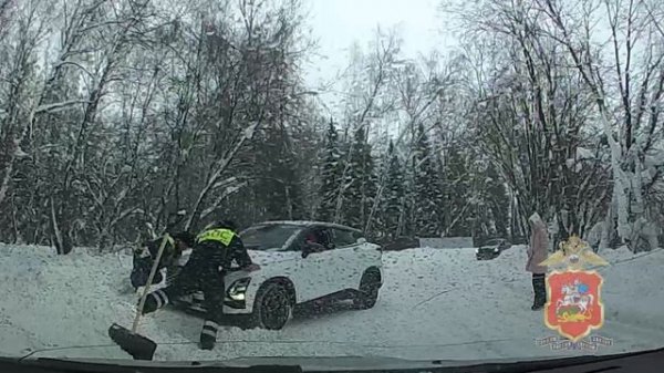 Экипаж ДПС в Домодедово оказал помощь автоледи, чья машина оказалась в снежной ловушке