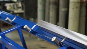 Очистка ржавой трубы на двухзонной автоматической линии очистки поверхности