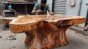Мужчина превращает дерево с участка в невероятный стол.