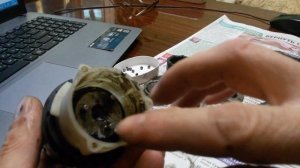 Не откручивается патрон шуруповерта ؟ Это может Вам помочь.