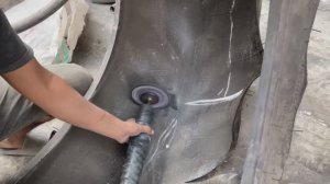 Восстановление разорванной гигантской шины.