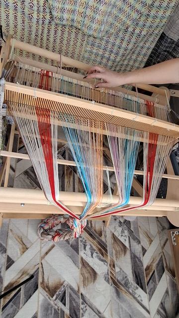 Видео 1 Как накручивать основу на вал навоя с помощью бутылок. Пошагово.