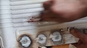 Холодильник DEXP. Ножом пробит испаритель в двух местах. Видео примера пайки испарителя  МАПП газом.