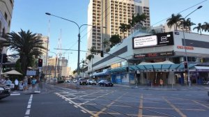 Золотое побережье Австралия 🌊 Прогулка по оживленному району у пляжа Серферс Парадайз 🚶♂️✨