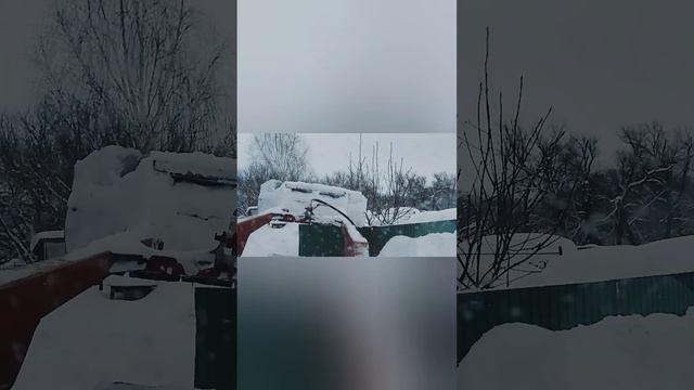 Т 25 борется со снегом.