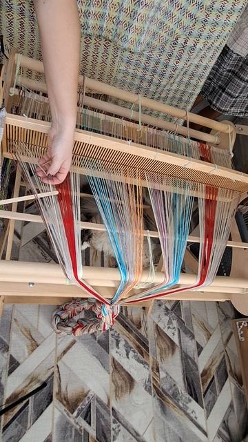 Видео 2 Как накручивать основу на вал навоя с помощью бутылок. Пошагово.