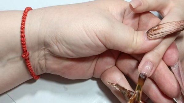 Натуральный маникюр гелем. Мягкий нюд без лишних деталей