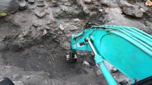 Строительство, экскаватор копает песок