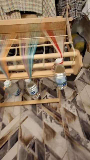 Видео 8 Как накручивать основу на вал навоя с помощью бутылок. Пошагово.