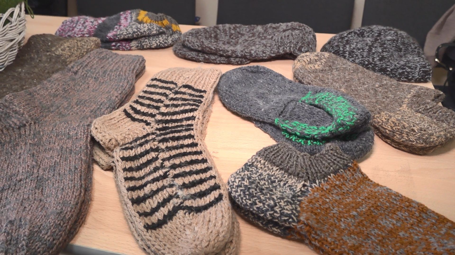 «Тёплая ниточка — нашему Солдату»: анапских школьников учат вязать носки для участников СВО смотреть онлайн