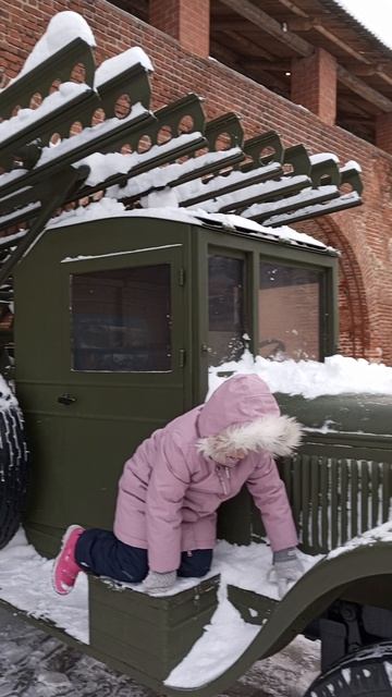 Сугробы и мороз. Зимний пейзаж кремля. смотреть онлайн