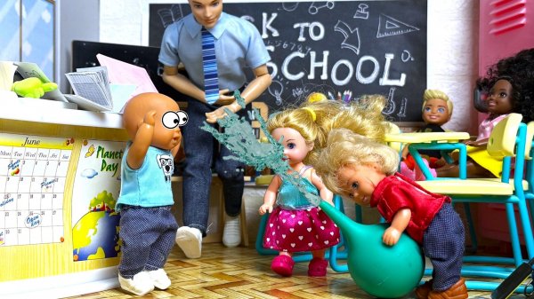 МАКС МОКРЫЕ ШТАНИШКИ🤣🤣🤣💦 ВЕСЁЛАЯ ШКОЛА куклы Барби мультики ДаринелкаТВ