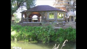 беседки  на  даче  .декоративный  камень.  скульптура  дракона.