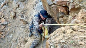 Каменное масло на отвесной скале