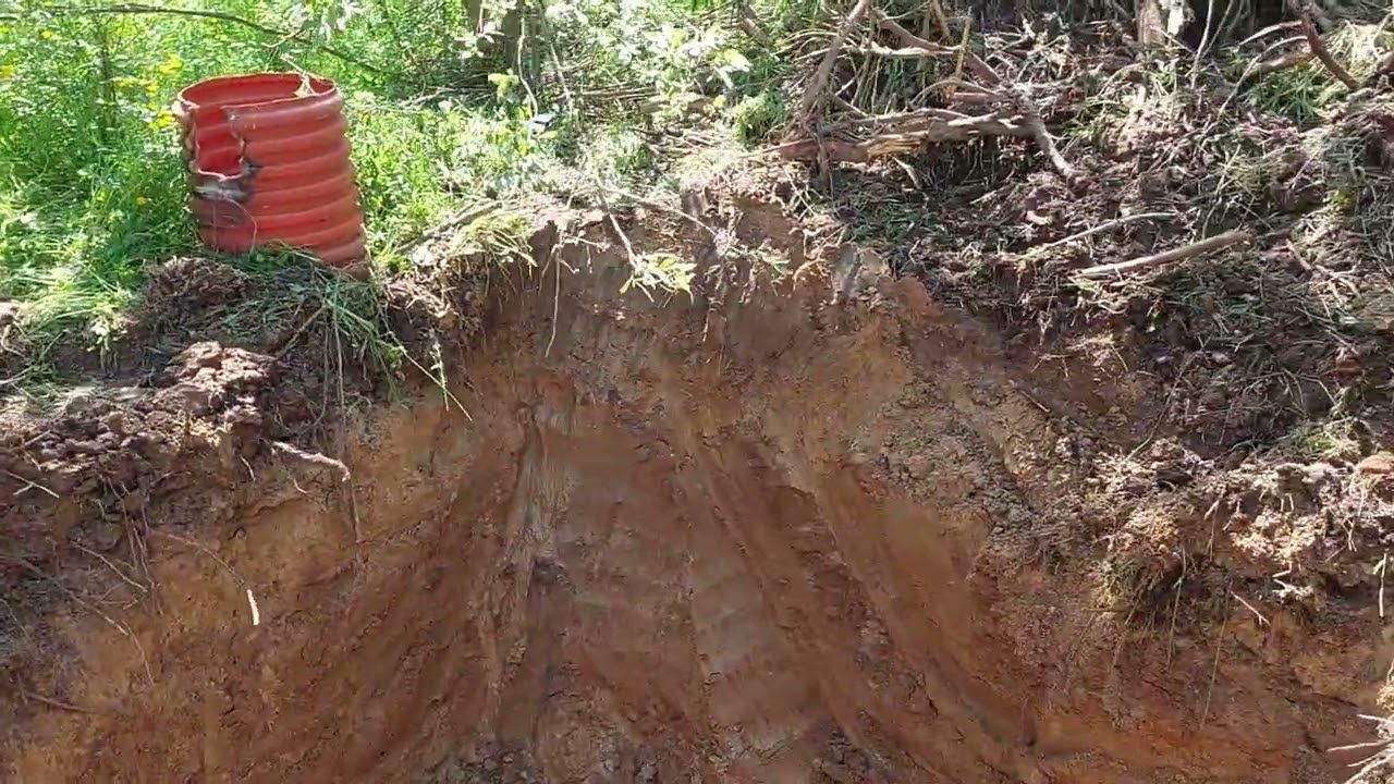 Дренаж участка. Экскаватор Каматсу