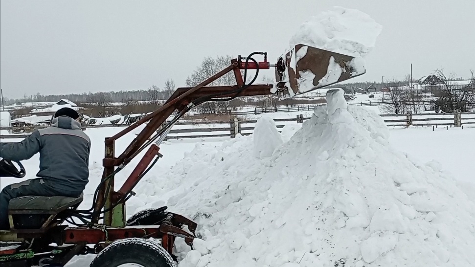 СМТ Скорпион в работе. Вывозим снег со двора.