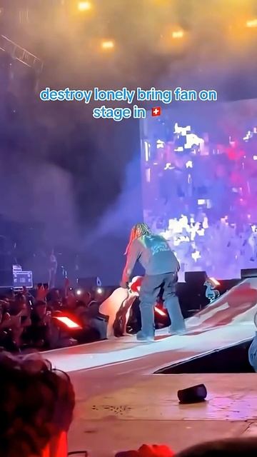 Фанат пробирается на сцену и каждый артист реагирует по-своему смотреть онлайн