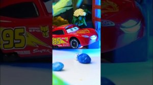 🦖 Машинки Маквин и Мэтр спасаются от динозавра #машинки #игрушки #молния_маквин