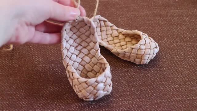 Лапти из газетных трубочек. Плетение из газет смотреть онлайн