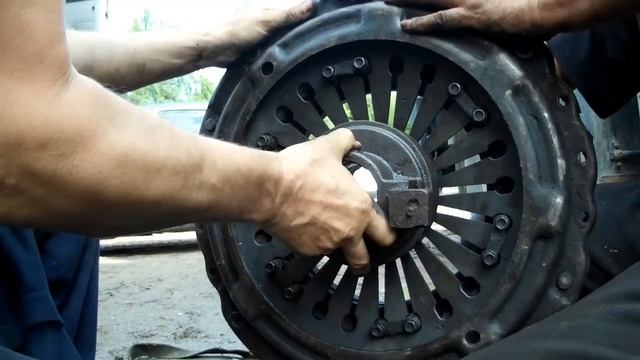 МАЗ, как снять выжимной подшипник? Как установить отжимной подшипник? смотреть онлайн