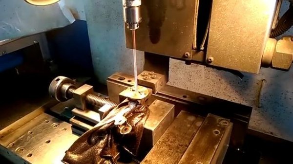 Работа приспособления для нарезания резьбы М2-М8 на высокоскоростной электроэрозионной Супердрели SD