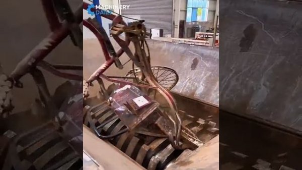 Высококачественный измельчитель металлолома и пластика издает чрезвычайно приятный звук, который